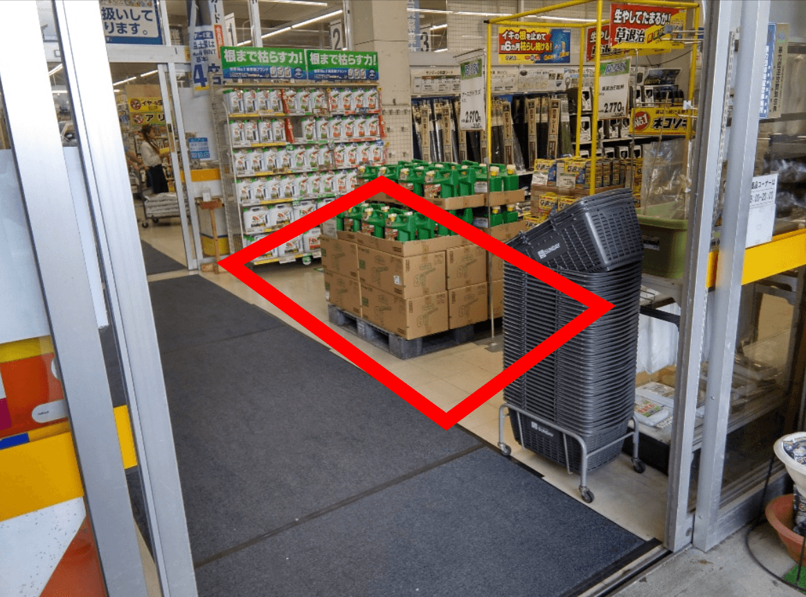 屋内メイン入口風除室 食物販やプロモーション等の出店に最適なホームセンター店内のイベントスペース