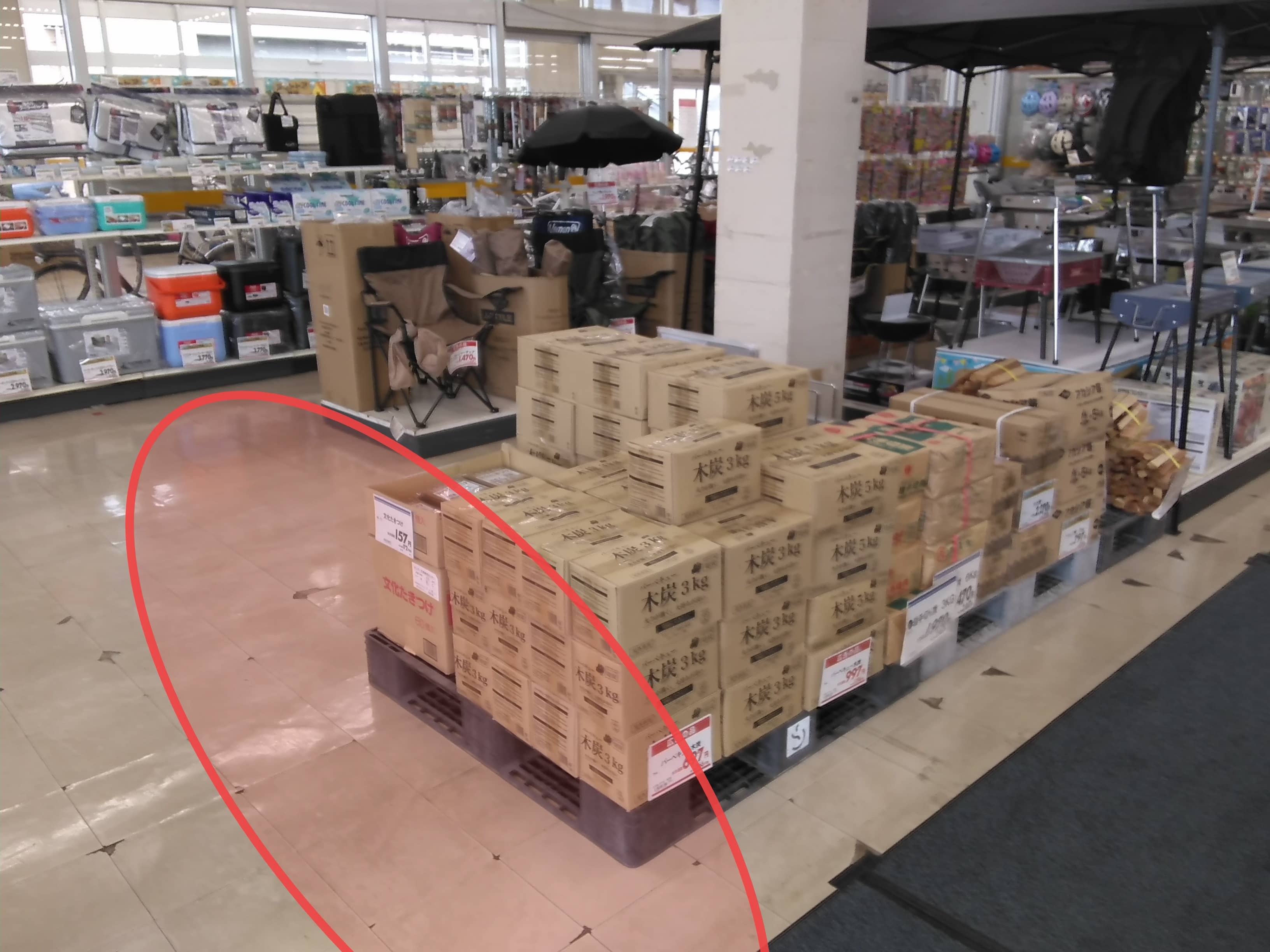 店内入口風除室 食物販やプロモーション等の出店に最適なホームセンター店内のイベントスペース