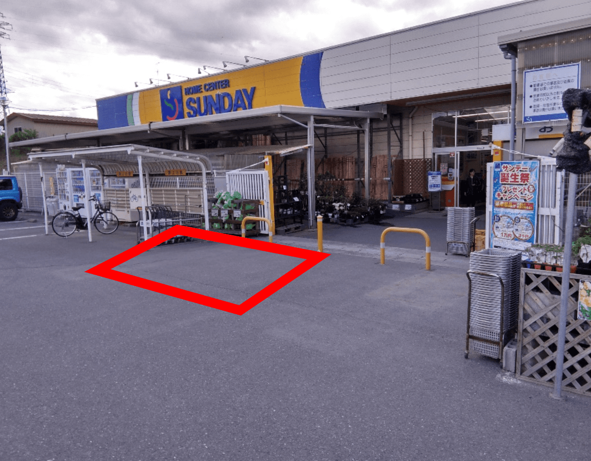 メイン入口 キッチンカーの出店に最適なホームセンター内駐車場の屋外イベントスペース
