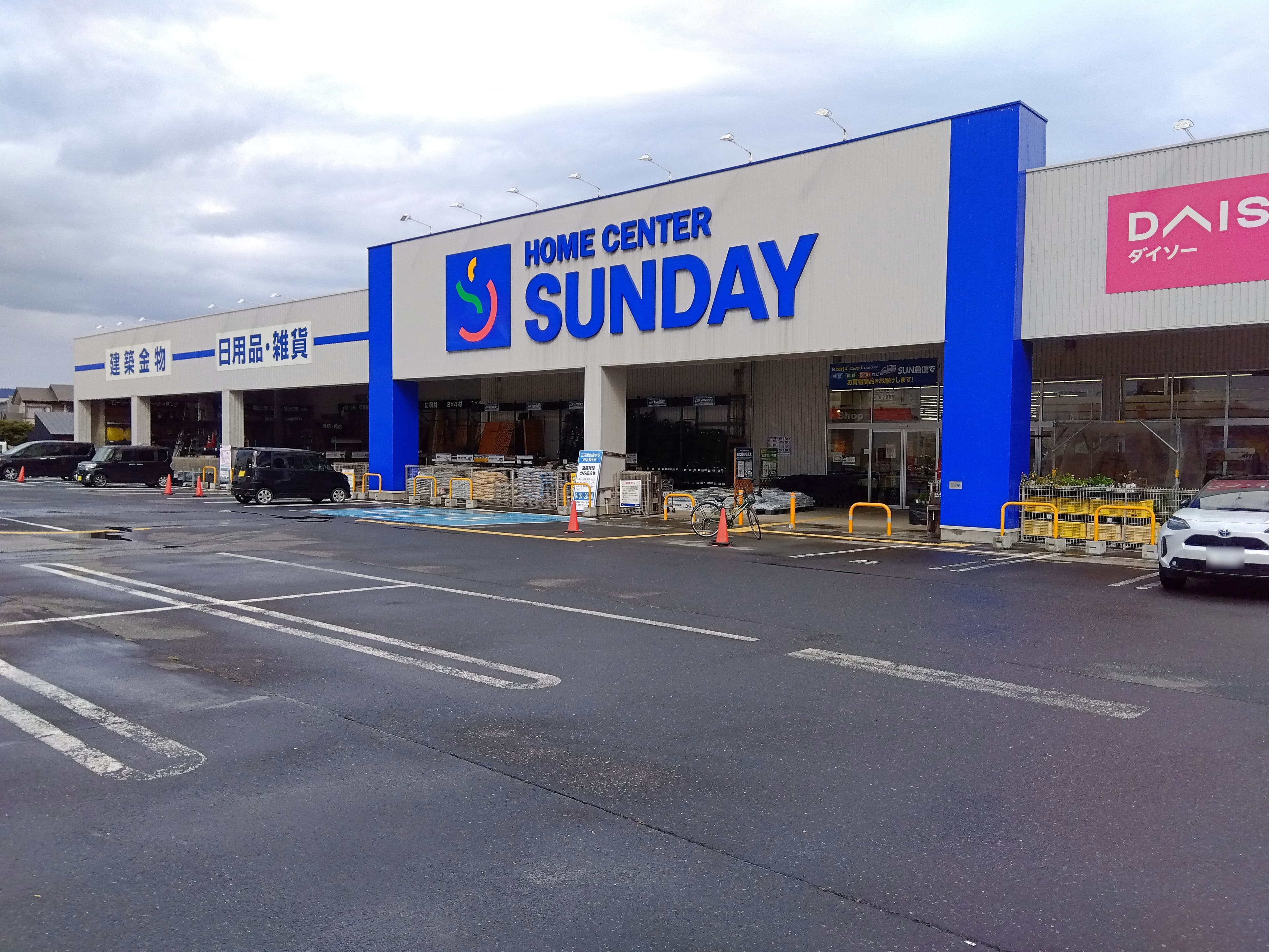 屋外駐車場 キッチンカーの出店に最適なホームセンター内駐車場の屋外イベントスペース2