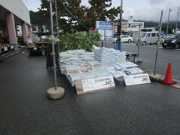 屋外駐車場 キッチンカーの出店に最適なホームセンター内駐車場の屋外イベントスペース1