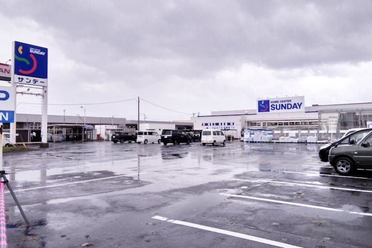 屋外駐車場 キッチンカーの出店に最適なホームセンター内駐車場の屋外イベントスペース2