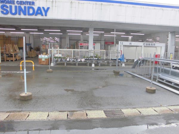 屋外駐車場 キッチンカーの出店に最適なホームセンター内駐車場の屋外イベントスペース2