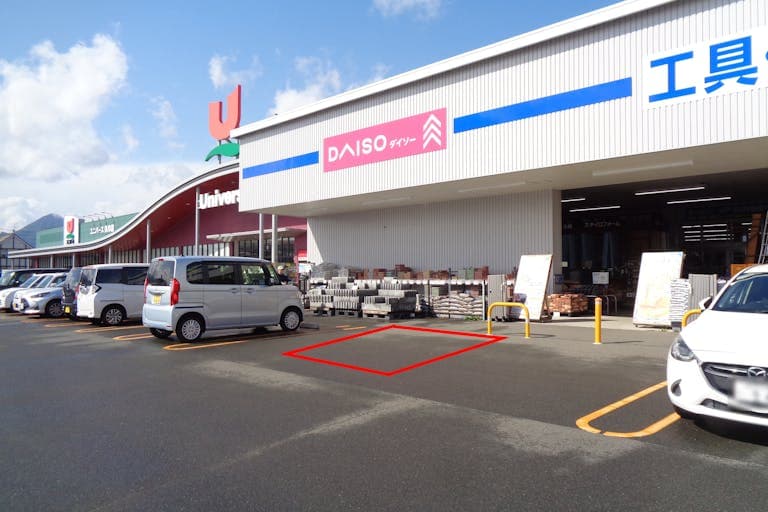 屋外駐車場 キッチンカーの出店に最適なホームセンター内駐車場の屋外イベントスペース1