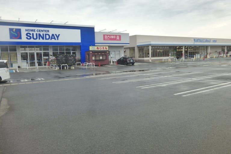 屋外駐車場 キッチンカーの出店に最適なホームセンター内駐車場の屋外イベントスペース