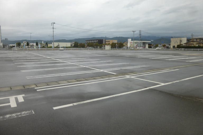 屋外駐車場 キッチンカーの出店に最適なホームセンター内駐車場の屋外イベントスペース2