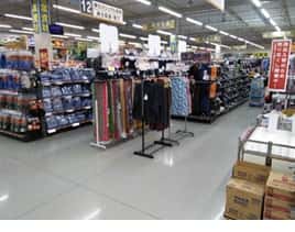 屋内衣料売場前 食物販やプロモーション等の出店に最適なホームセンター店内のイベントスペース