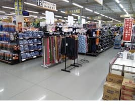 屋内衣料売場前 食物販やプロモーション等の出店に最適なホームセンター店内のイベントスペース