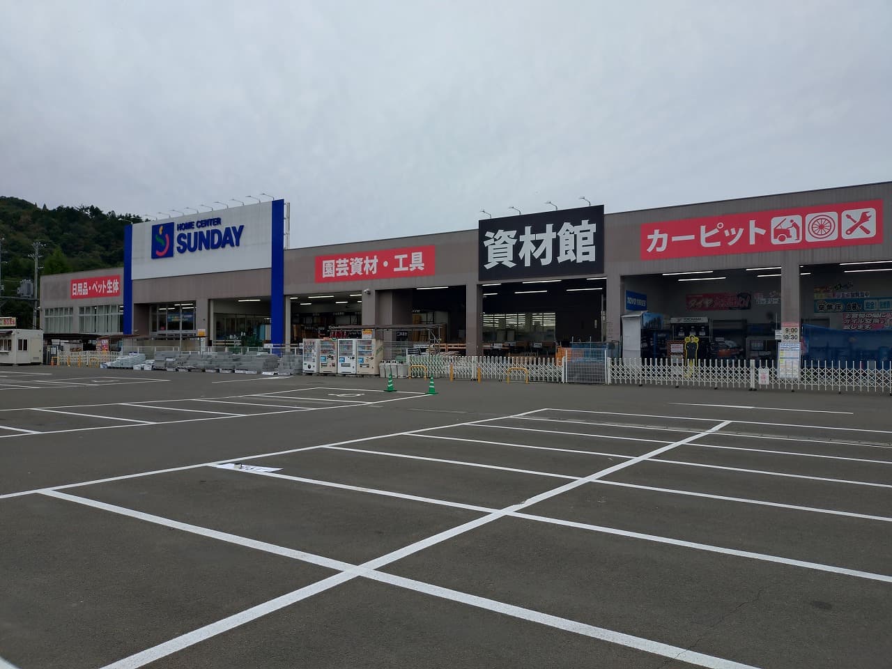 屋外駐車場 キッチンカーの出店に最適なホームセンター内駐車場の屋外イベントスペース2
