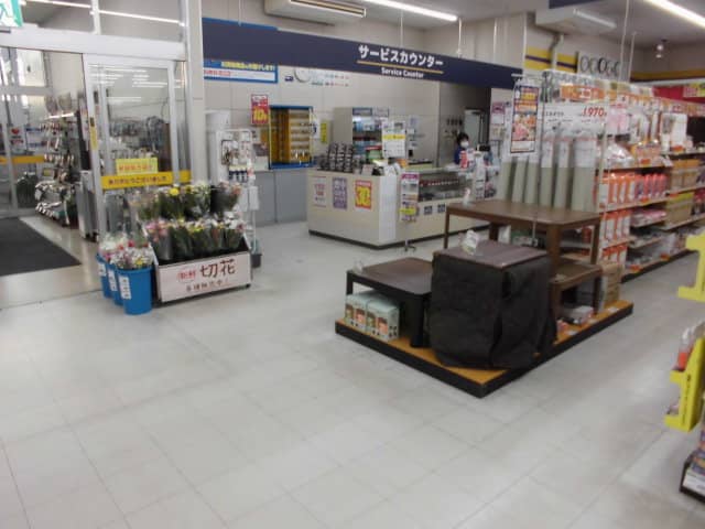 屋内店内自動ドア横 食物販やプロモーション等の出店に最適なホームセンター店内のイベントスペース