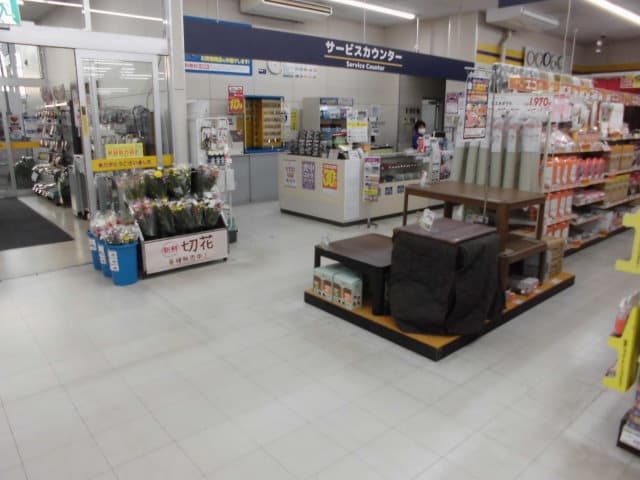 屋内店内自動ドア横 食物販やプロモーション等の出店に最適なホームセンター店内のイベントスペース