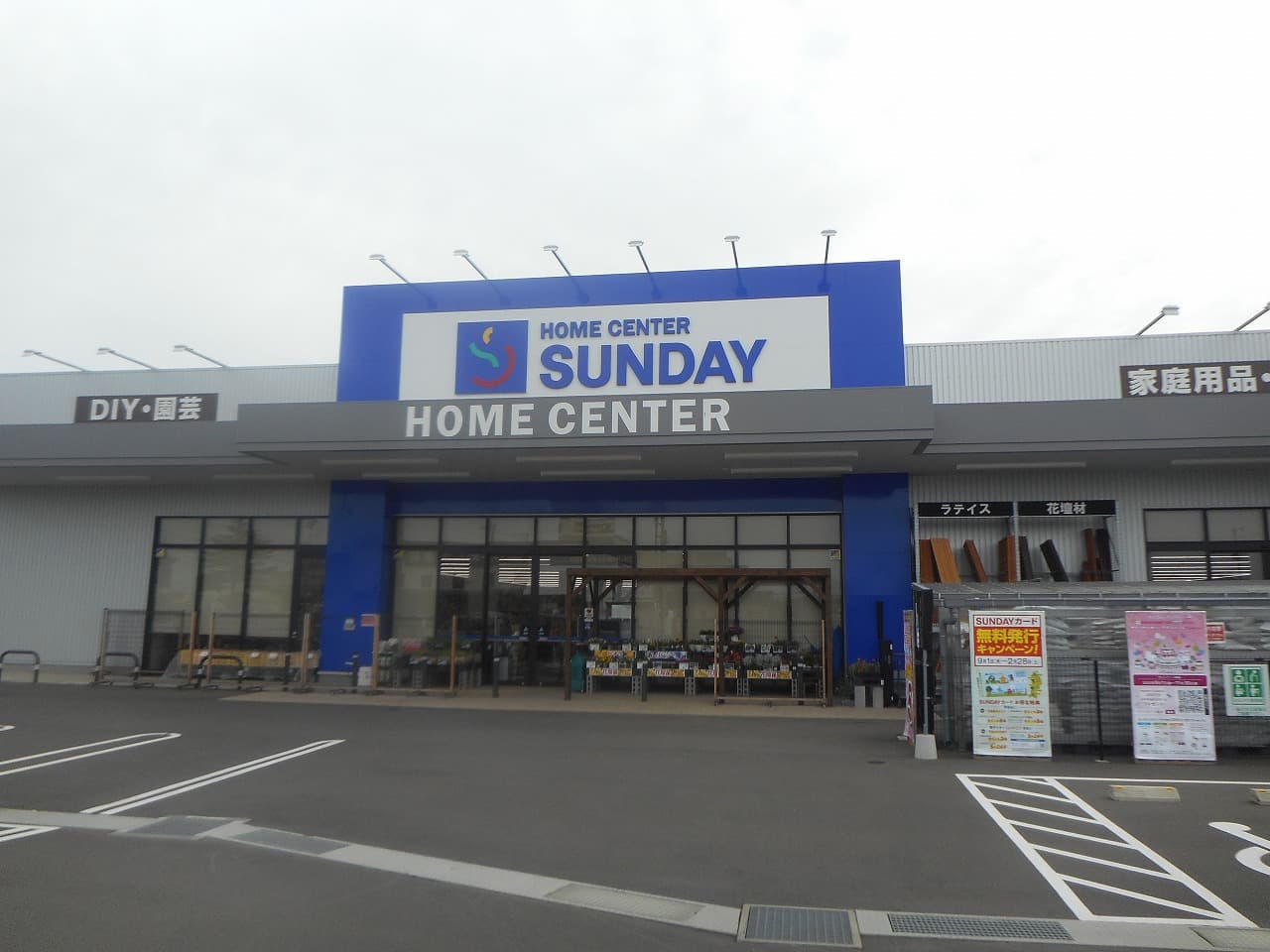 屋内カウンター横 食物販やプロモーション等の出店に最適なホームセンター店内のイベントスペース1