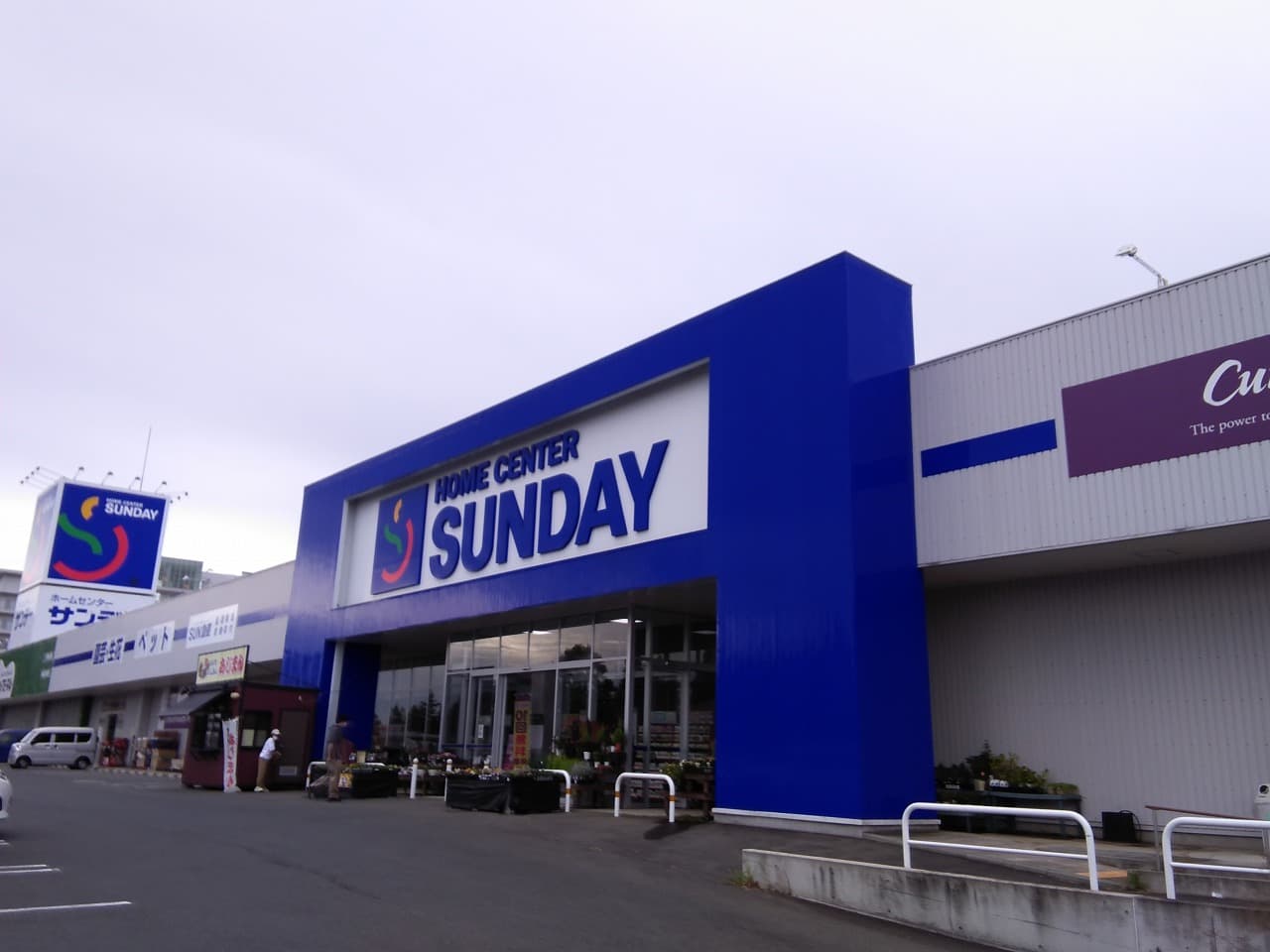 屋外駐車場 キッチンカーの出店に最適なホームセンター内駐車場の屋外イベントスペース1