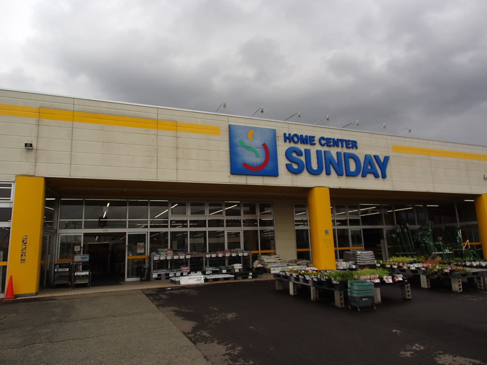 店内入口風除室 食物販やプロモーション等の出店に最適なホームセンター店内のイベントスペース1