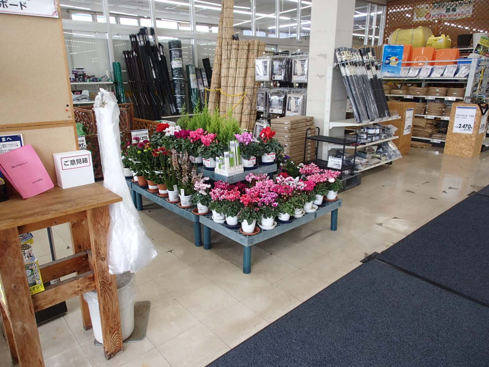 店内入口風除室 食物販やプロモーション等の出店に最適なホームセンター店内のイベントスペース