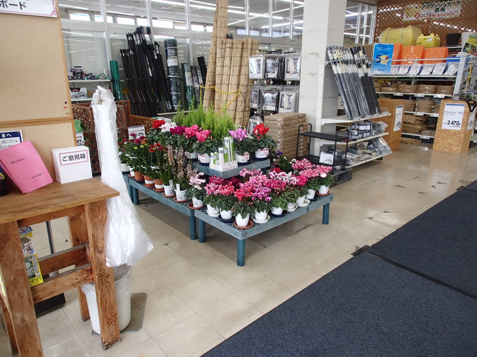 店内入口風除室 食物販やプロモーション等の出店に最適なホームセンター店内のイベントスペース