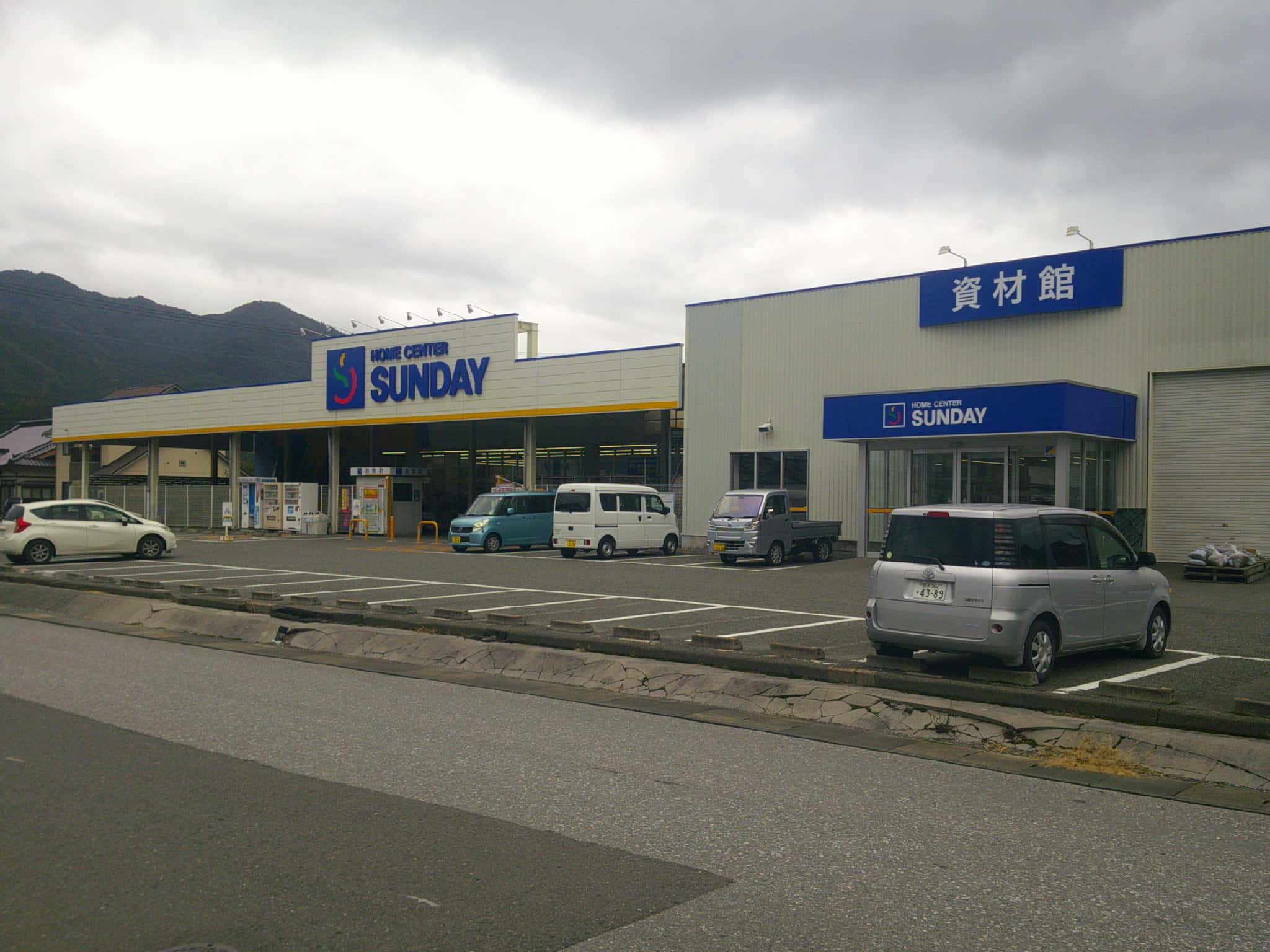 屋外駐車場 キッチンカーの出店に最適なホームセンター内駐車場の屋外イベントスペース