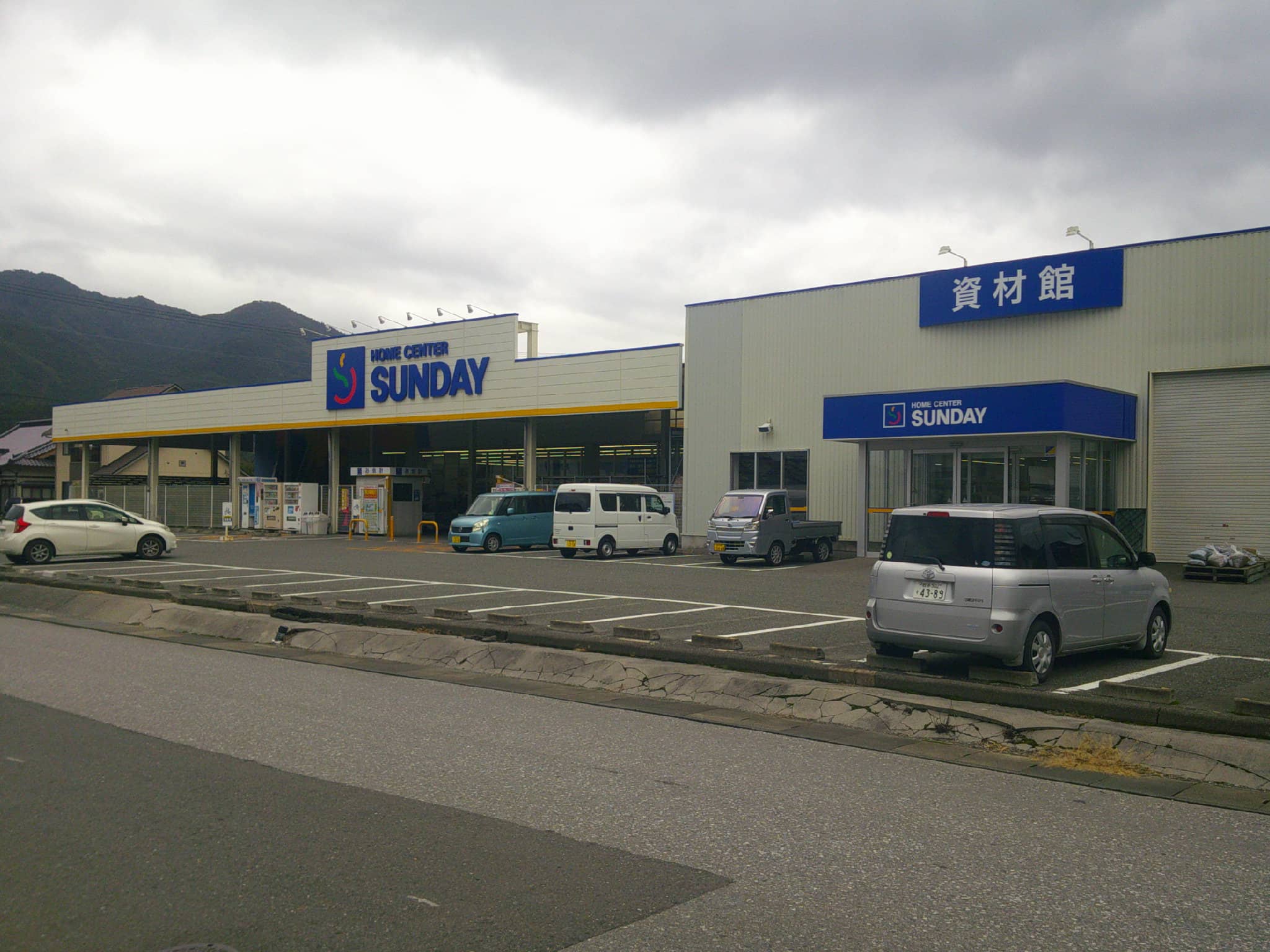 屋外駐車場 キッチンカーの出店に最適なホームセンター内駐車場の屋外イベントスペース