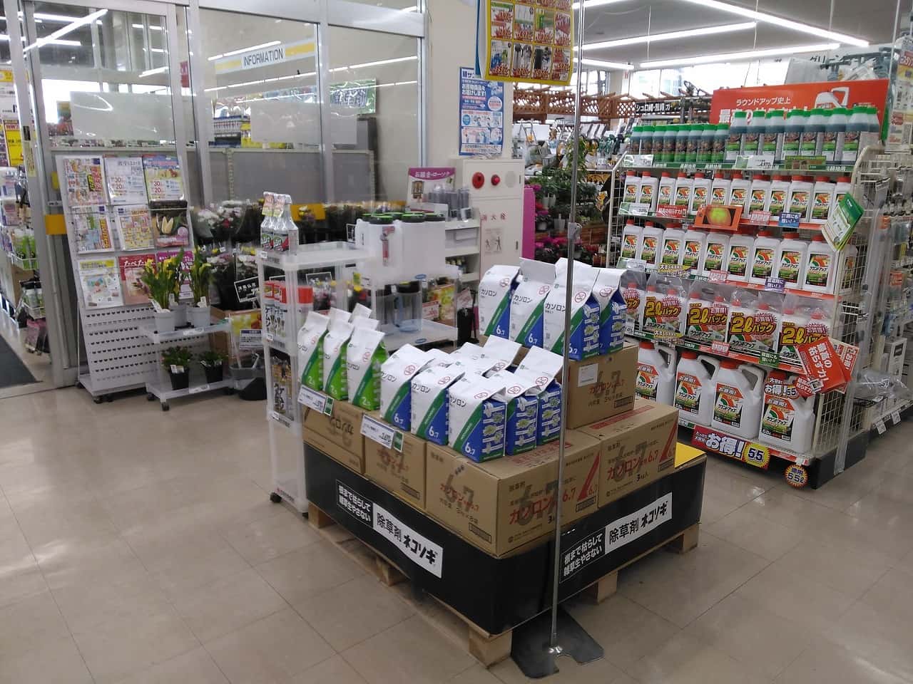 レジ前 食物販やプロモーション等の出店に最適なホームセンター店内のイベントスペース