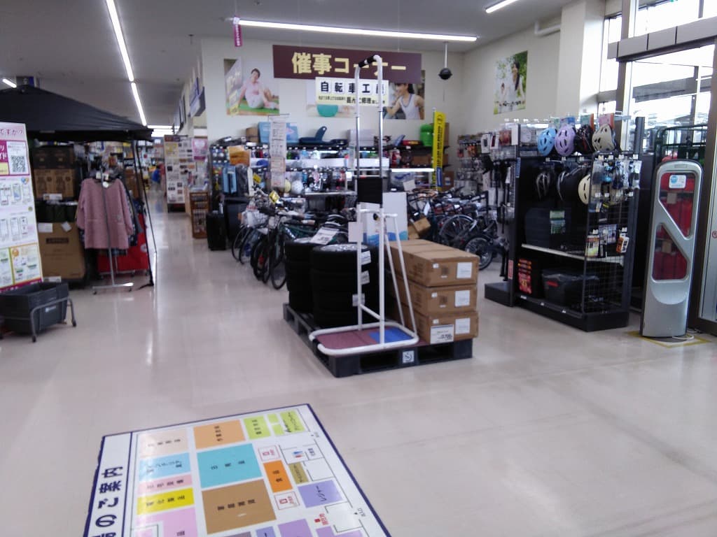 店内入口付近 食物販やプロモーション等の出店に最適なホームセンター店内のイベントスペース