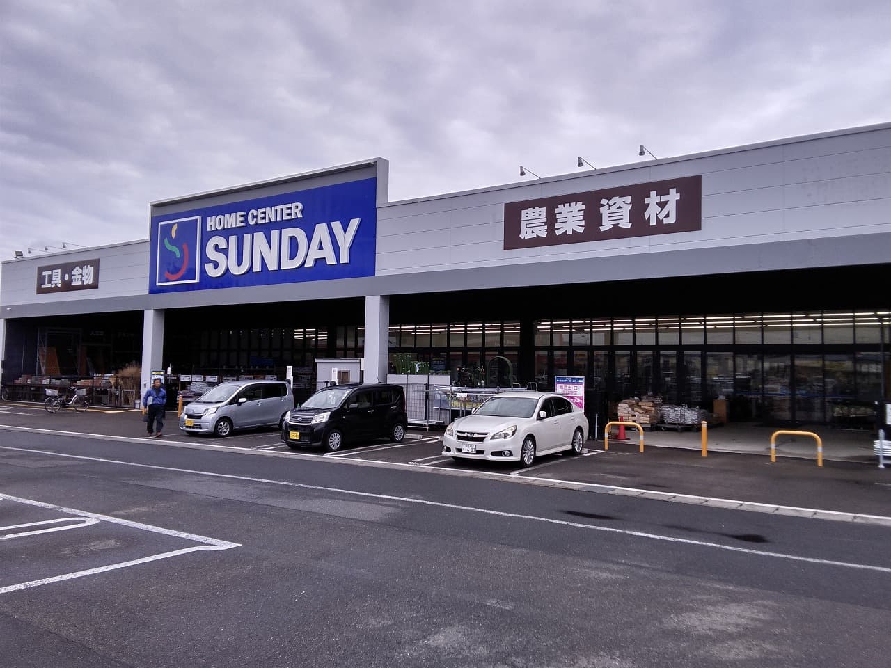 屋外駐車場 キッチンカーの出店に最適なホームセンター内駐車場の屋外イベントスペース1