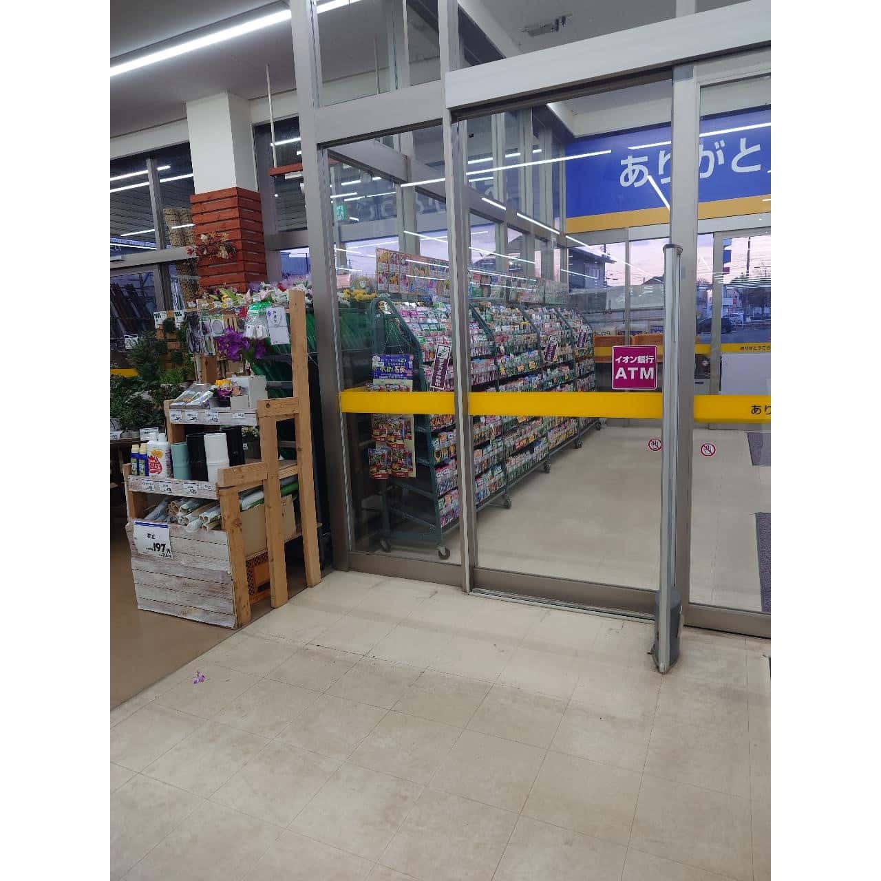 園芸側入口自動ドア横 食物販やプロモーション等の出店に最適なホームセンター店内のイベントスペース