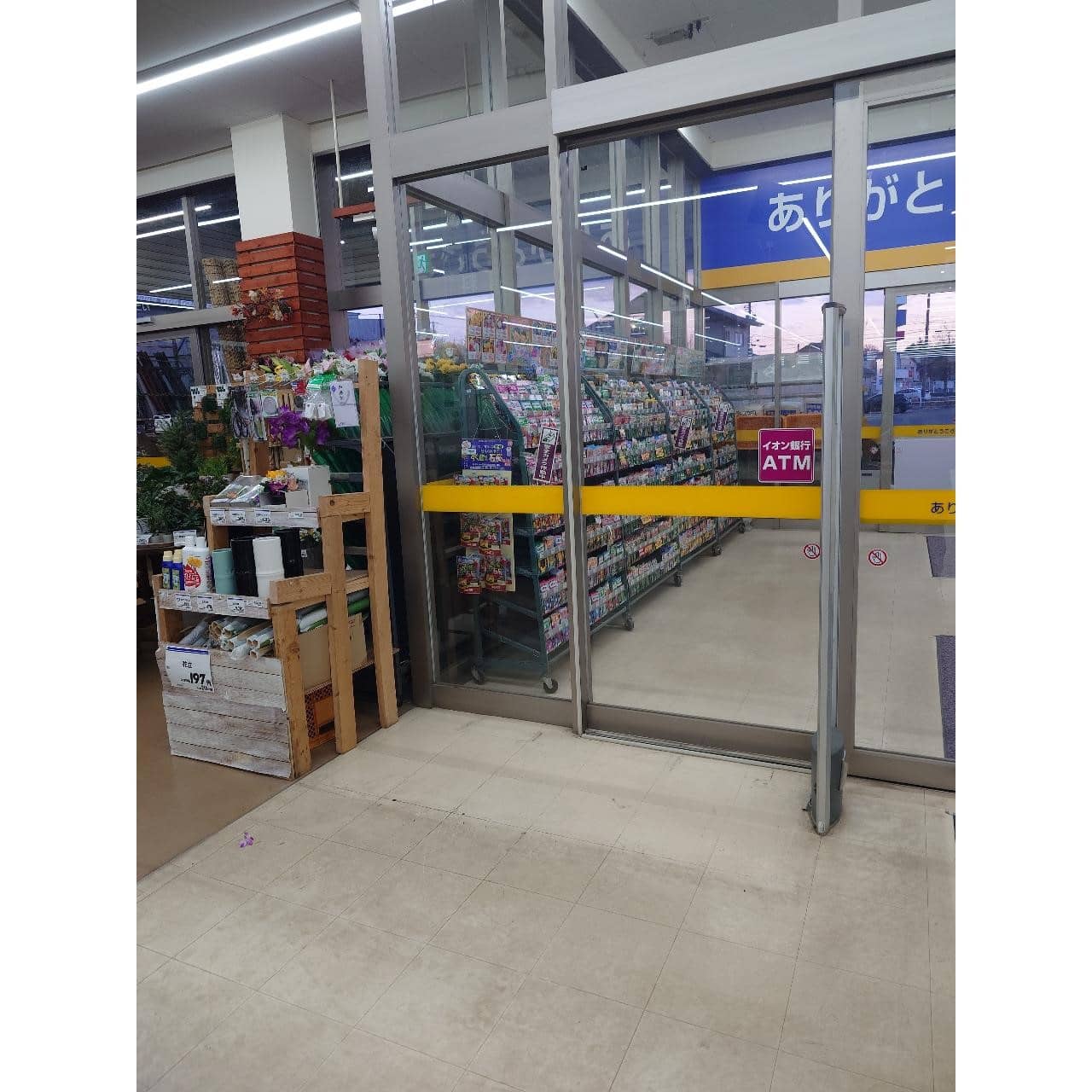 園芸側入口自動ドア横 食物販やプロモーション等の出店に最適なホームセンター店内のイベントスペース