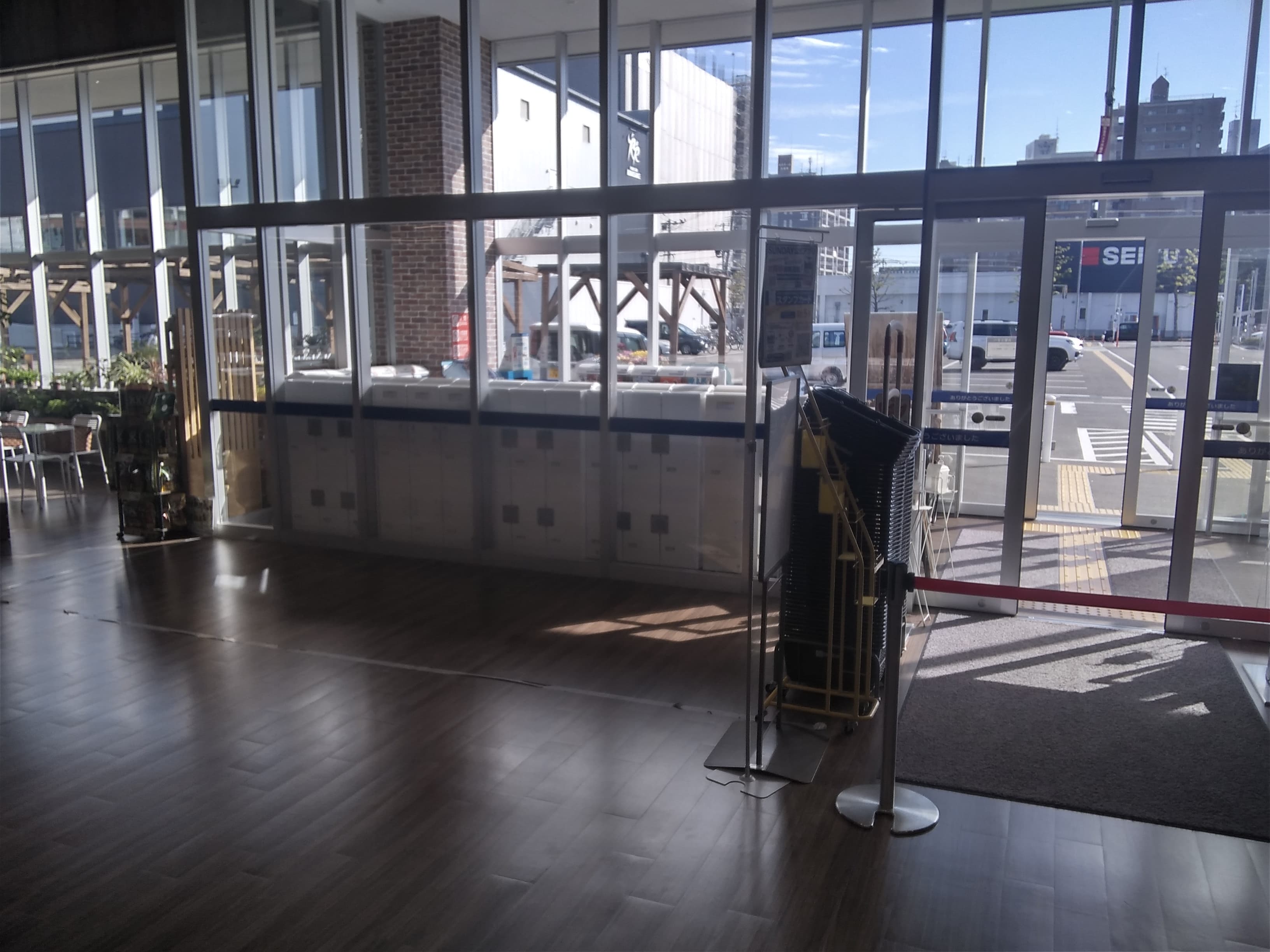 店内エントランス 食物販やプロモーション等の出店に最適なホームセンター店内のイベントスペース1