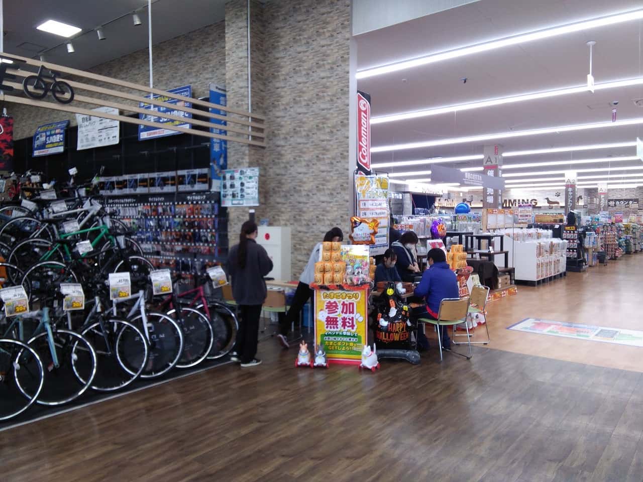 屋内サイクル売場横 食物販やプロモーション等の出店に最適なホームセンター店内のイベントスペース