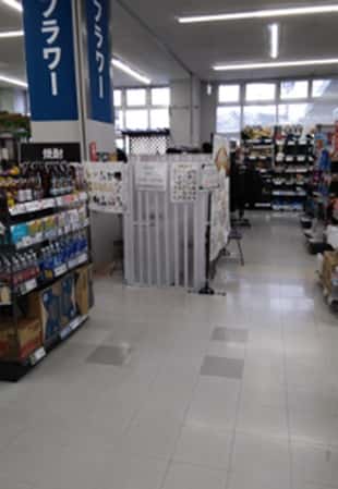 屋内作業衣料売場前 食物販やプロモーション等の出店に最適なホームセンター店内のイベントスペース