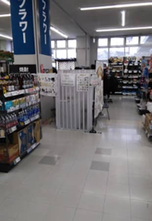 屋内作業衣料売場前 食物販やプロモーション等の出店に最適なホームセンター店内のイベントスペース