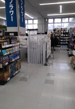 屋内作業衣料売場前 食物販やプロモーション等の出店に最適なホームセンター店内のイベントスペース