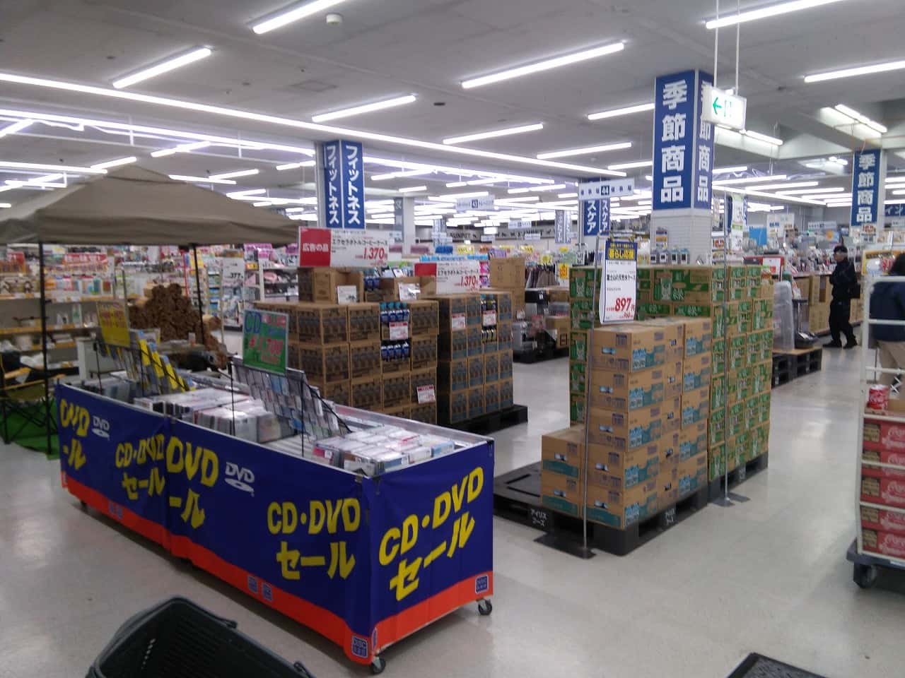 正面入口レジ前 食物販やプロモーション等の出店に最適なホームセンター店内のイベントスペース