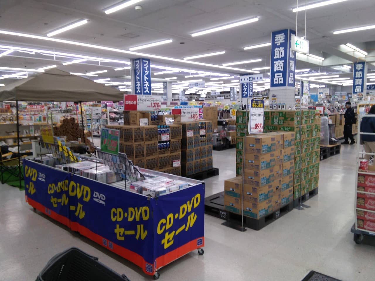 正面入口レジ前 食物販やプロモーション等の出店に最適なホームセンター店内のイベントスペース