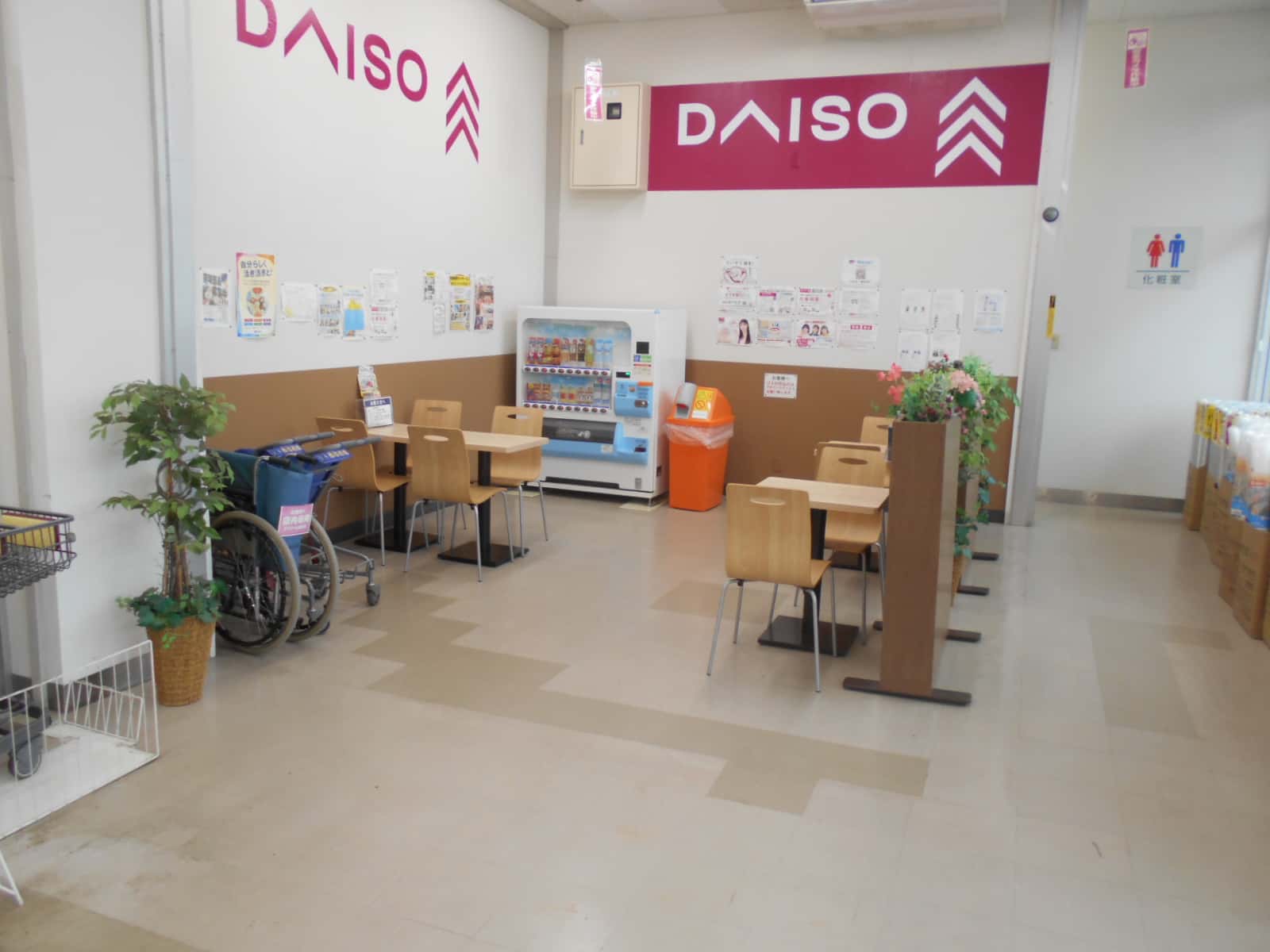 屋内イートイン 食物販やプロモーション等の出店に最適なホームセンター店内のイベントスペース