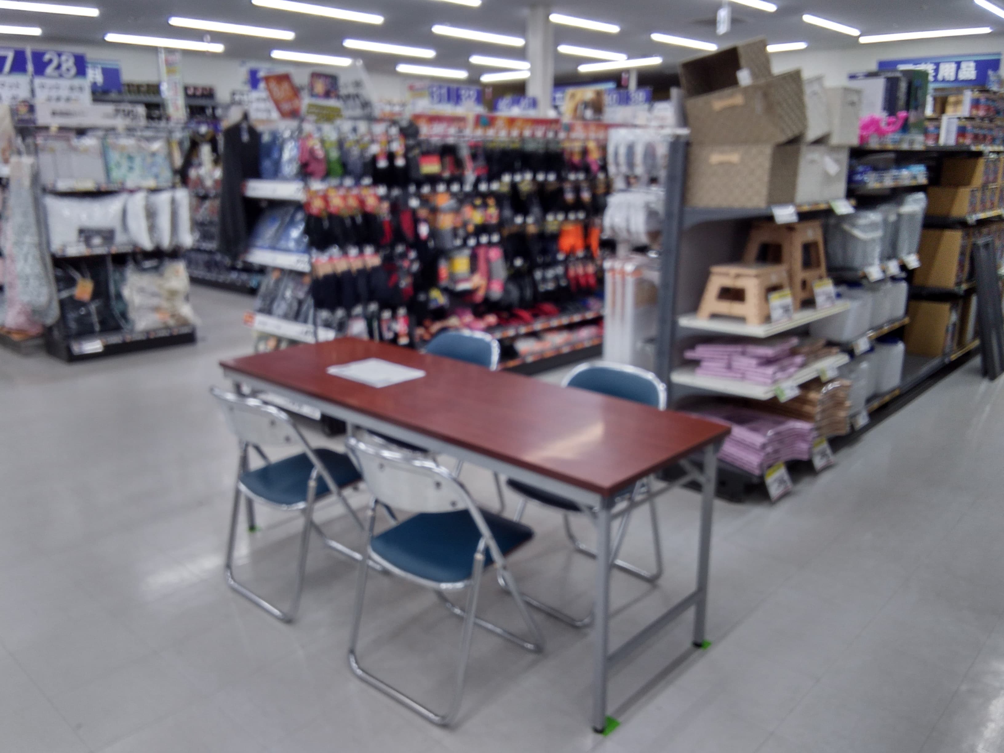 レジ前 食物販やプロモーション等の出店に最適なホームセンター店内のイベントスペース1