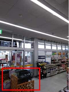 店内入口脇 食物販やプロモーション等の出店に最適なホームセンター店内のイベントスペース