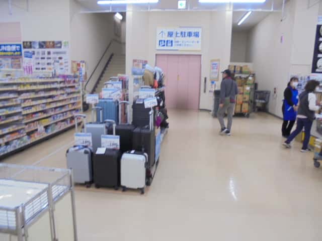 レジ横スペース 食物販やプロモーション等の出店に最適なホームセンター店内のイベントスペース