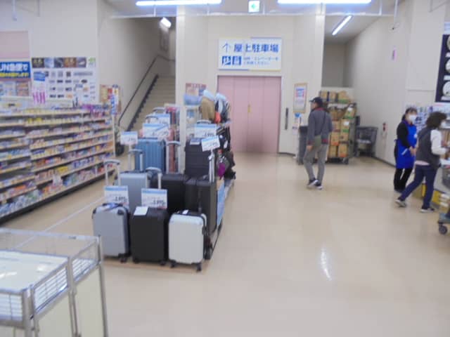レジ横スペース 食物販やプロモーション等の出店に最適なホームセンター店内のイベントスペース