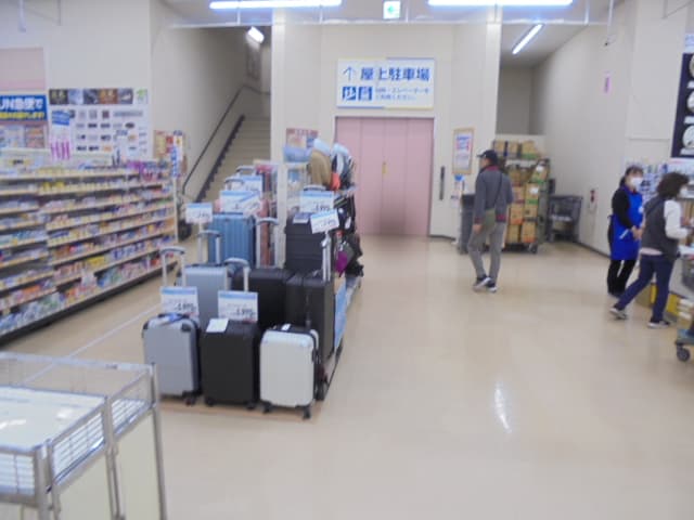 レジ横スペース 食物販やプロモーション等の出店に最適なホームセンター店内のイベントスペース