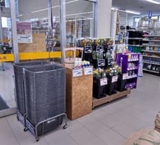 カウンター前 食物販やプロモーション等の出店に最適なホームセンター店内のイベントスペース