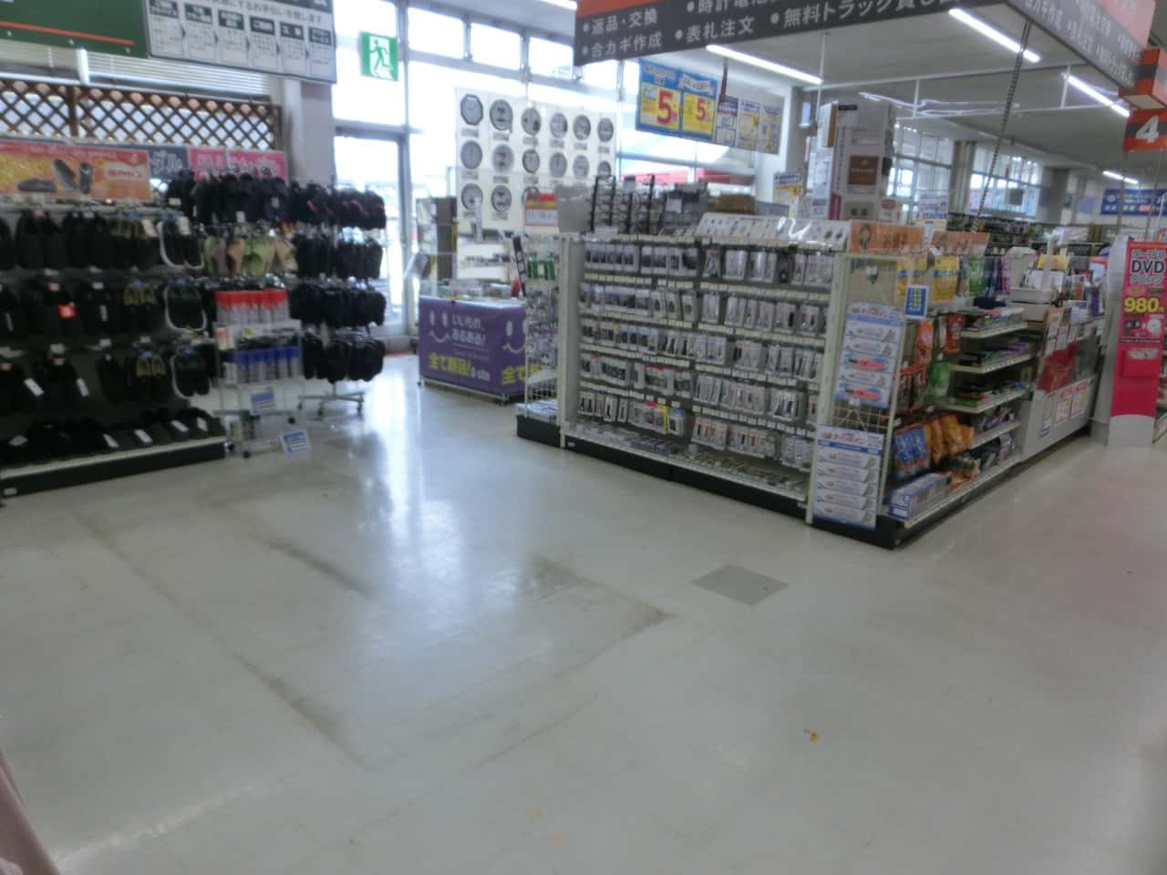 カウンター前 食物販やプロモーション等の出店に最適なホームセンター店内のイベントスペース