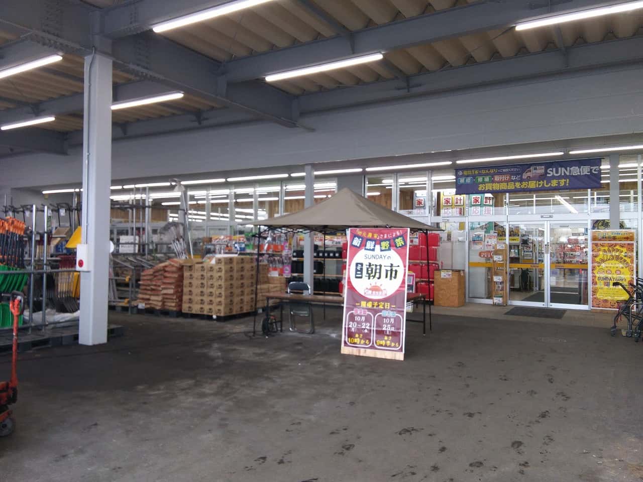 屋外軒下 キッチンカーの出店に最適なホームセンター内軒下の屋外イベントスペース