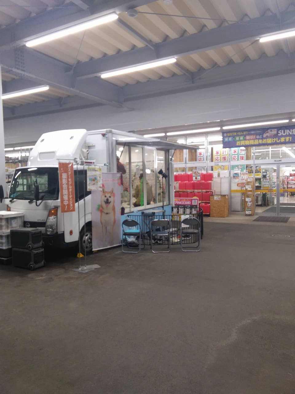屋外軒下 キッチンカーの出店に最適なホームセンター内軒下の屋外イベントスペース1