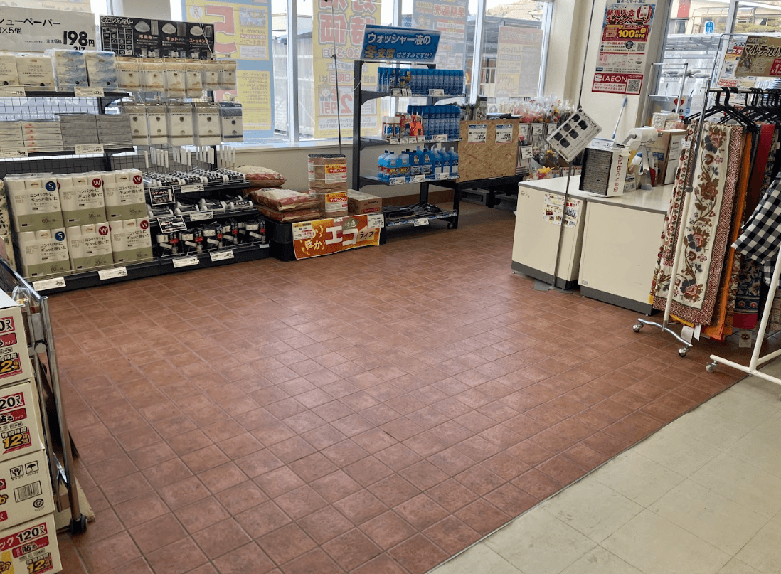 店内入口 食物販やプロモーション等の出店に最適なホームセンター店内のイベントスペース1